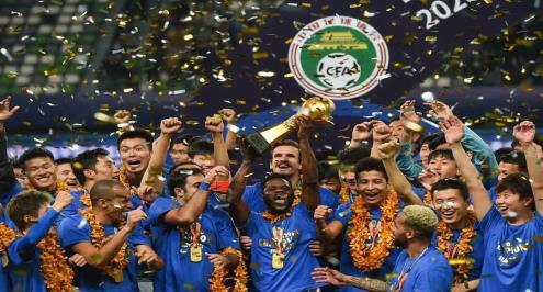 بالفيديو .. جيانجسو يتوج بلقب دوري السوبر الصيني وسط حضور جماهيري كبير